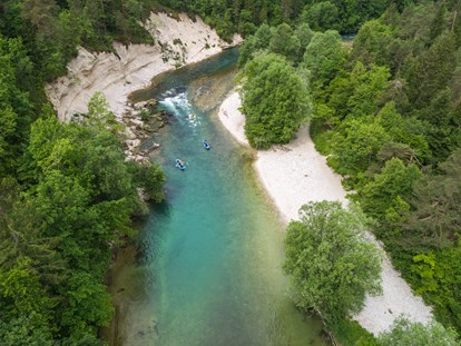 Luxury camping - getrennte Schlafbereiche - Julische Alpen - River Sava around the campsite - River Camping Bled Bungalows