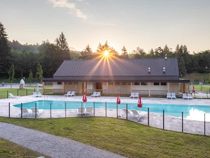 Luxuscamping - Kochutensilien - Swimming pool - River Camping Bled Bungalows