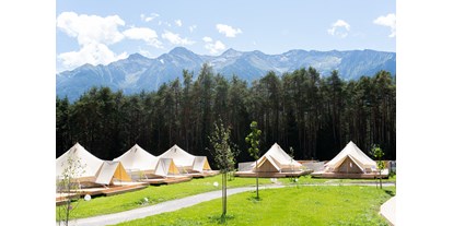 Luxuscamping - Terrasse - Zugspitze - Herrliche Lage am Waldrand mit Panoramablick auf die Bergwelt - Camping Gerhardhof Sonnenplateau Camping Gerhardhof