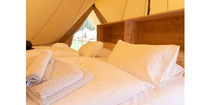 Luxuscamping - Terrasse - Zugspitze - Luxuriöse Ausstattung mit dem Komfort eines Hotelzimmers - Frühstück im Gasthaus inklusive - Camping Gerhardhof Sonnenplateau Camping Gerhardhof