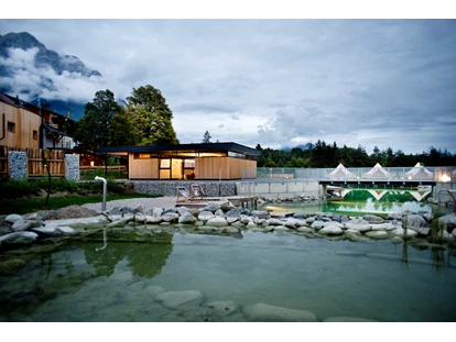 Luxuscamping - Österreich - Gesamtansicht mit Schwimmteich, Sanitärhäusern und Gasthaus - Camping Gerhardhof Sonnenplateau Camping Gerhardhof