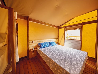 Luxury camping - Gartenmöbel - Mittelmeer - Camping Le Castellas - Vacanceselect Ecoluxe Zelt 4/5 Personen 2 Zimmer von Vacanceselect auf Camping Le Castellas