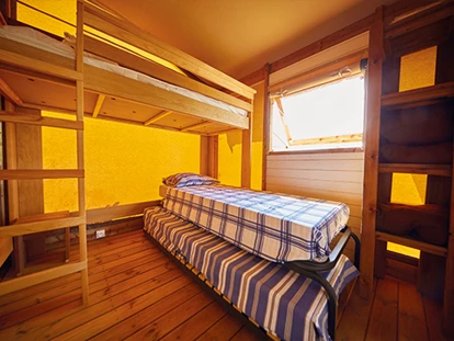 Luxuscamping - Gartenmöbel - Mittelmeer - Camping Le Castellas - Vacanceselect Ecoluxe Zelt 4/5 Personen 2 Zimmer von Vacanceselect auf Camping Le Castellas