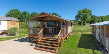 Luxuscamping - Terrasse - Aude - Camping Falaise Narbonne-Plage - Vacanceselect Ecoluxe Zelt 4/5 Personen 2 Zimmer von Vacanceselect auf Camping Falaise Narbonne-Plage