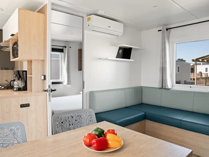 Luxuscamping - Gartenmöbel - Mittelmeer - Camping Falaise Narbonne-Plage - Vacanceselect Mobilheim Premium 6 Personen 3 Zimmer von Vacanceselect auf Camping Falaise Narbonne-Plage