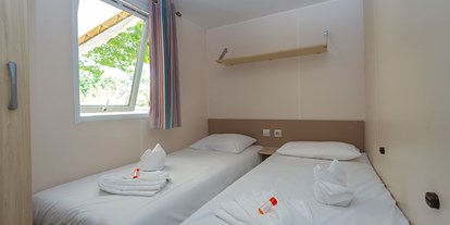 Luxuscamping - Parkplatz bei Unterkunft - Camping Les Vignes - Vacanceselect Mobilheim Premium 6 Personen 3 Zimmer von Vacanceselect auf Camping Les Vignes