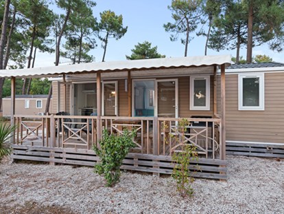 Luxuscamping - Gartenmöbel - Korsika  - Camping Domaine d'Anghione - Vacanceselect Mobilheim Premium 6 Personen 3 Zimmer von Vacanceselect auf Camping Domaine d'Anghione