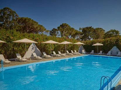Luxury camping - Gartenmöbel - Mittelmeer - Camping Domaine d'Anghione - Vacanceselect Mobilheim Premium 6 Personen 3 Zimmer von Vacanceselect auf Camping Domaine d'Anghione