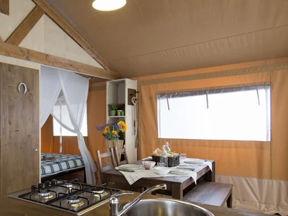 Luxury camping - Kühlschrank - France - Camping Atlantic Club Montalivet - Vacanceselect Safarizelt 5/6 Personen 3 Zimmer Badezimmer von Vacanceselect auf Camping Atlantic Club Montalivet
