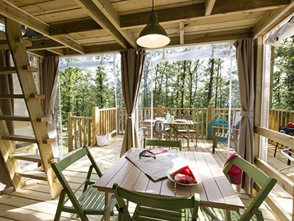 Luxuscamping - Vendays Montalivet - Camping Atlantic Club Montalivet - Vacanceselect Airlodge 4 Personen 2 Zimmer Badezimmer von Vacanceselect auf Camping Atlantic Club Montalivet