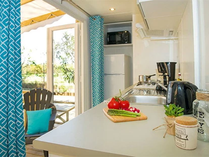 Luxuscamping - Gartenmöbel - Mittelmeer - Camping Le Palavas - Vacanceselect Mobilheim Premium 6 Personen 3 Zimmer von Vacanceselect auf Camping Le Palavas
