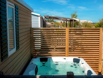 Luxury camping - Heizung - France - Camping Le Palavas - Vacanceselect Mobilheim Privilege Club 4 Personen 2 Zimmer Whirlpool  von Vacanceselect auf Camping Le Palavas