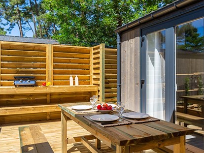 Luxuscamping - Les Mathes - Camping La Pinède - Vacanceselect Mobilheim Privilege Club 6 Pers 3 Zimmer Tropische Dusche von Vacanceselect auf Camping La Pinède