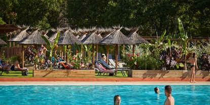 Luxuscamping - Terrasse - Frankreich - Camping Verdon Parc - Vacanceselect Mobilheim Privilege Club 4 Pers 2 Zimmer Tropische Dusche von Vacanceselect auf Camping Verdon Parc