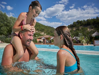 Luxuscamping - Frankreich - Camping Verdon Parc - Vacanceselect Mobilheim Privilege Club 4 Pers 2 Zimmer Tropische Dusche von Vacanceselect auf Camping Verdon Parc