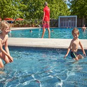 Luxuscamping: Camping La Plage d'Argens - Vacanceselect: Mobilheim Privilege Club 4 Pers 2 Zimmer Trop Dusche von Vacanceselect auf Camping La Plage d'Argens