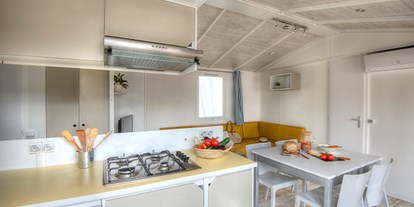 Luxuscamping - Terrasse - Toulon - Camping La Plage d'Argens - Vacanceselect Mobilheim Privilege Club 6 Pers 3 Zimmer Whirlpool von Vacanceselect auf Camping La Plage d'Argens
