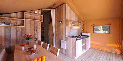 Luxuscamping - Preisniveau: exklusiv - Pyrénées-Orientales - Camping La Sirène - Vacanceselect Safarizelt 4/6 Personen 2 Zimmer Badezimmer von Vacanceselect auf Camping La Sirène