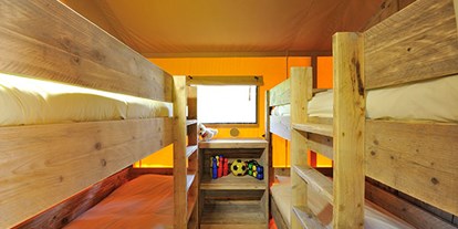 Luxuscamping - Preisniveau: exklusiv - Pyrénées-Orientales - Camping La Sirène - Vacanceselect Safarizelt 4/6 Personen 2 Zimmer Badezimmer von Vacanceselect auf Camping La Sirène