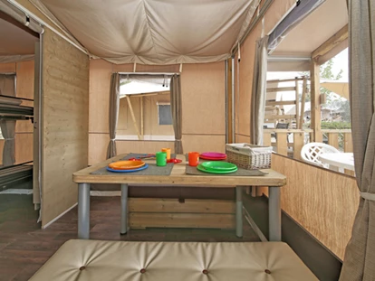 Luxury camping - getrennte Schlafbereiche - Mittelmeer - Castell Montgri - Vacanceselect Lodgetent Deluxe 5/6 Personen 2 Zimmer Badezimmer von Vacanceselect auf Castell Montgri
