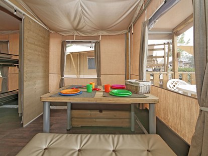 Luxury camping - Kochmöglichkeit - Costa Brava - Castell Montgri - Vacanceselect Lodgetent Deluxe 5/6 Personen 2 Zimmer Badezimmer von Vacanceselect auf Castell Montgri