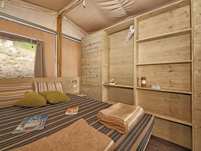 Luxury camping - Kaffeemaschine - Mittelmeer - Castell Montgri - Vacanceselect Lodgetent Deluxe 5/6 Personen 2 Zimmer Badezimmer von Vacanceselect auf Castell Montgri
