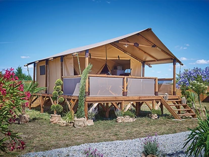 Luxuscamping - Gartenmöbel - Mittelmeer - Camping Valldaro - Vacanceselect Ecoluxe Zelt 4/5 Personen 2 Zimmer von Vacanceselect auf Camping Valldaro