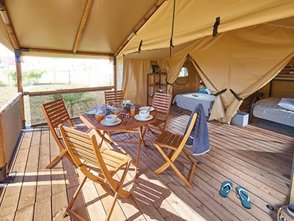 Luxury camping - Gartenmöbel - Mittelmeer - Camping Valldaro - Vacanceselect Ecoluxe Zelt 4/5 Personen 2 Zimmer von Vacanceselect auf Camping Valldaro