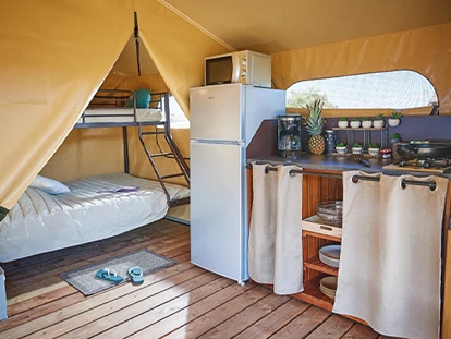 Luxury camping - Kochutensilien - Mittelmeer - Camping Valldaro - Vacanceselect Ecoluxe Zelt 4/5 Personen 2 Zimmer von Vacanceselect auf Camping Valldaro