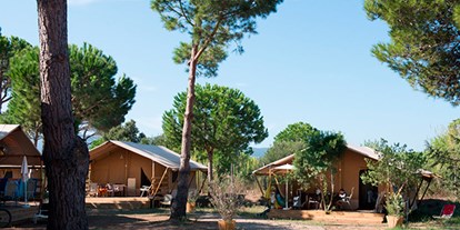 Luxuscamping - Terrasse - Albinia - Camping Orbetello - Vacanceselect Safarizelt 6 Personen 3 Zimmer Badezimmer von Vacanceselect auf Camping Orbetello