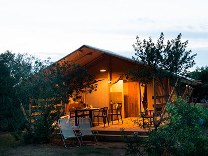 Luxury camping - Kaffeemaschine - Italy - Camping Orbetello - Vacanceselect Safarizelt 6 Personen 3 Zimmer Badezimmer von Vacanceselect auf Camping Orbetello