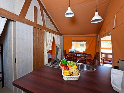 Luxury camping - Kochmöglichkeit - Italy - Camping Orbetello - Vacanceselect Safarizelt 6 Personen 3 Zimmer Badezimmer von Vacanceselect auf Camping Orbetello