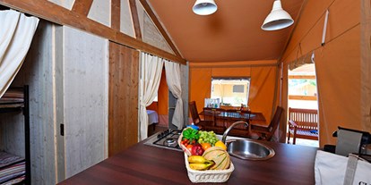 Luxuscamping - Terrasse - Albinia - Camping Orbetello - Vacanceselect Safarizelt 6 Personen 3 Zimmer Badezimmer von Vacanceselect auf Camping Orbetello