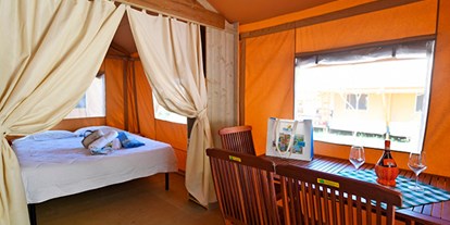 Luxuscamping - Terrasse - Italien - Camping Orbetello - Vacanceselect Safarizelt 6 Personen 3 Zimmer Badezimmer von Vacanceselect auf Camping Orbetello