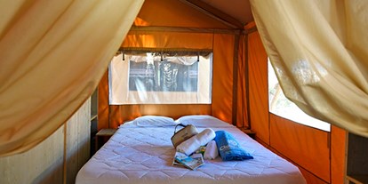 Luxuscamping - Terrasse - Italien - Camping Orbetello - Vacanceselect Safarizelt 6 Personen 3 Zimmer Badezimmer von Vacanceselect auf Camping Orbetello