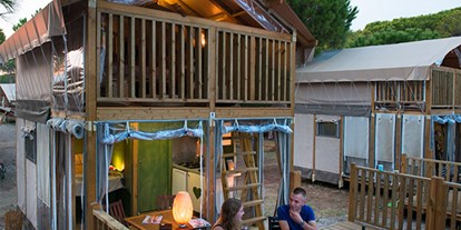 Luxuscamping - Toskana - Camping Orbetello - Vacanceselect Airlodge 4 Personen 2 Zimmer Badezimmer von Vacanceselect auf Camping Orbetello