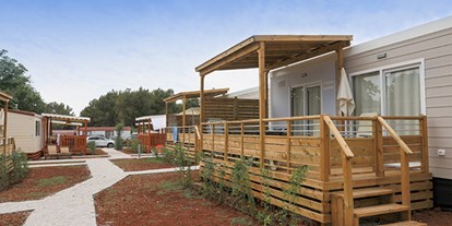 Luxury camping - Bad und WC getrennt - Istria - Camping Bijela Uvala - Vacanceselect Mobilheim Moda 6 Personen 3 Zimmer AC 2 Badezimmer von Vacanceselect auf Camping Bijela Uvala