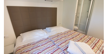 Luxuscamping - getrennte Schlafbereiche - Poreč - Camping Bijela Uvala - Vacanceselect Mobilheim Moda 6 Personen 3 Zimmer AC 2 Badezimmer von Vacanceselect auf Camping Bijela Uvala