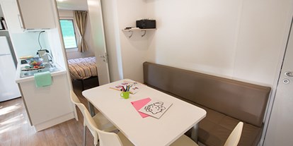 Luxuscamping - Kühlschrank - Kroatien - Camping Valkanela - Vacanceselect Mobilheim Moda 6 Personen 3 Zimmer Klimaanlage 2 Badezimmer von Vacanceselect auf Camping Valkanela