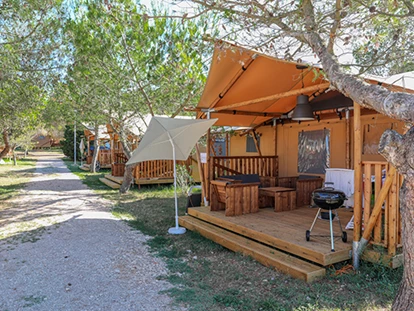 Luxury camping - getrennte Schlafbereiche - Camping Vestar - Vacanceselect Safarizelt XL 4/6 Personen 3 Zimmer Badezimmer von Vacanceselect auf Camping Vestar