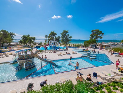 Luxury camping - Gartenmöbel - Zadar - Šibenik - Camping Zaton - Vacanceselect Mobilheim Moda 6 Personen 3 Zimmer Klimaanlage Geschirrspüler von Vacanceselect auf Camping Zaton