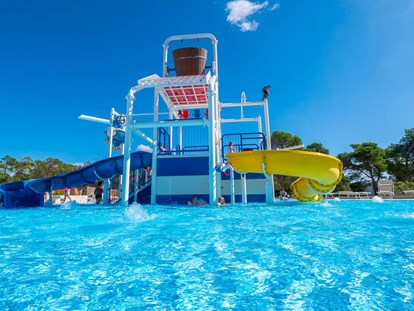Luxuscamping - Heizung - Zadar - Šibenik - Camping Zaton - Vacanceselect Mobilheim Moda 6 Personen 3 Zimmer Klimaanlage Geschirrspüler von Vacanceselect auf Camping Zaton