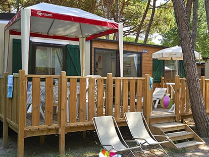 Luxury camping - Gartenmöbel - Zadar - Šibenik - Camping Solaris - Vacanceselect Mobilheim Moda 6 Personen 3 Zimmer Klimaanlage von Vacanceselect auf Camping Solaris