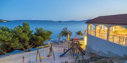 Luxuscamping - Zadar - Šibenik - Camping Vranjica Belvedere - Vacanceselect Mobilheim Moda 5/6 Personen 2 Zimmer Klimaanlage von Vacanceselect auf Camping Vranjica Belvedere