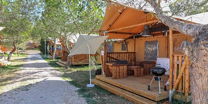 Luxuscamping - Kaffeemaschine - Rovinj - Camping Mon Perin - Vacanceselect Safarizelt XL 4/6 Personen 3 Zimmer Badezimmer von Vacanceselect auf Camping Mon Perin