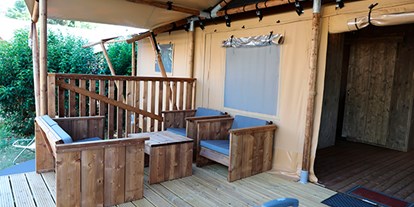 Luxuscamping - Gartenmöbel - Bale/Vale - Camping Mon Perin - Vacanceselect Safarizelt XL 4/6 Personen 3 Zimmer Badezimmer von Vacanceselect auf Camping Mon Perin