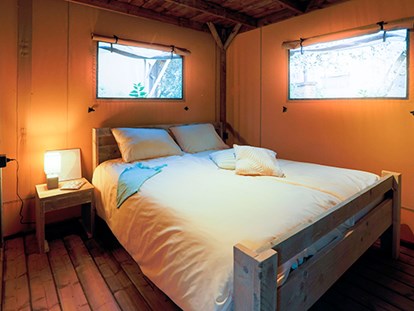 Luxuscamping - Kühlschrank - Rovinj - Camping Mon Perin - Vacanceselect Safarizelt XL 4/6 Personen 3 Zimmer Badezimmer von Vacanceselect auf Camping Mon Perin