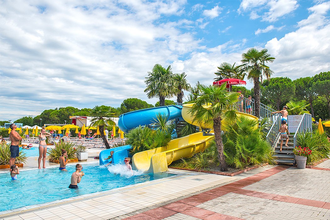 Luxuscamping - Mobilheim Moda 5/6 Personen 2 Zimmer Klimaanlage von Vacanceselect auf Camping Village Portofelice