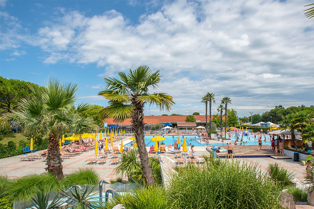 Luxuscamping - Mobilheim Moda 6 Personen 3 Zimmer Klimaanlage von Vacanceselect auf Camping Village Portofelice