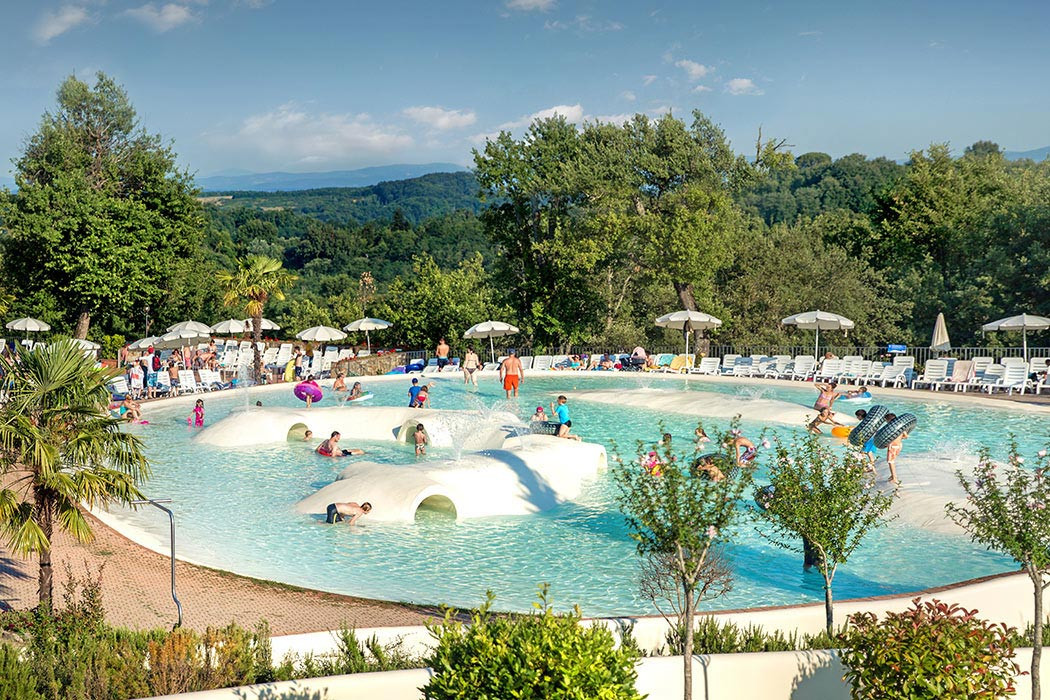 Luxuscamping - Lodgezelt Deluxe 5/6 Pers 2 Zimmer Badezimmer von Vacanceselect auf Camping Norcenni Girasole Club